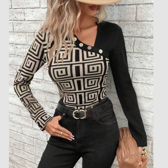 Luxe geo print symmetrical neck blouse - Picture 5 of 6